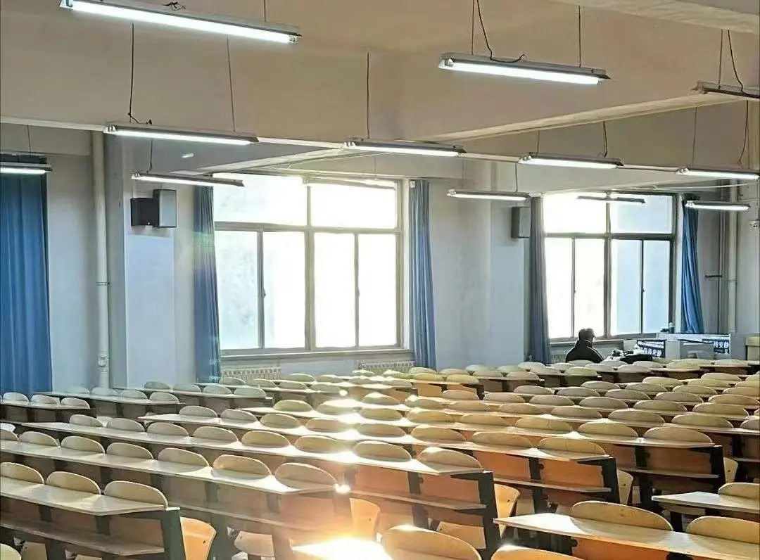 毕业前夕，阳光照进空下来的大学教室